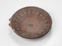 Ame Ker 215  Ame Ker 215, Peru, Zentral- oder Südküste, Inka, Später Horizont, Inka, ca. 1470-1532 n. Chr., Flache Schale, Teller, pucu, Ton, H 3,4 cm, Dm 11,2 und 11,4 cm : Museumsfoto: Claus Cordes, Bestandskatalog Ethnologie